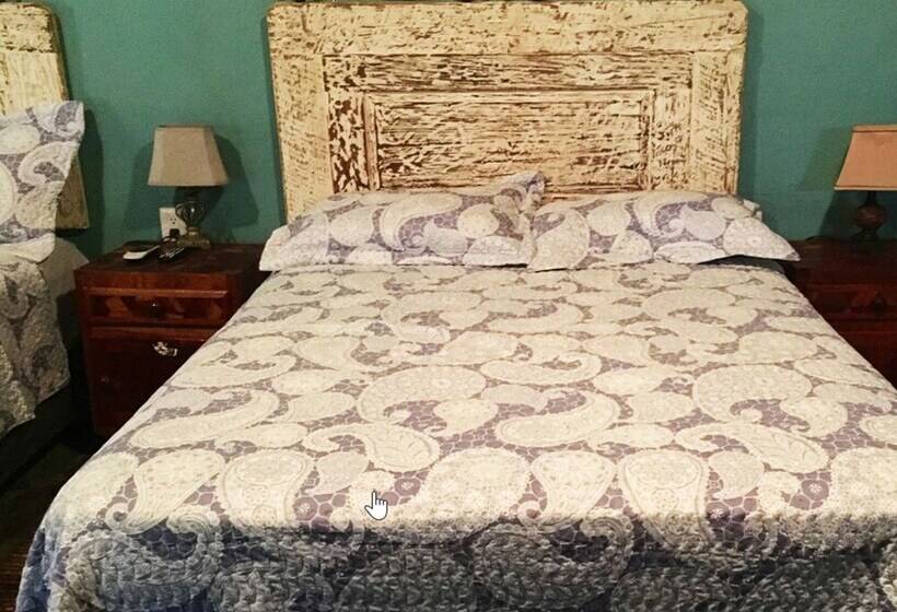 هتل Hostal Doña Carlota