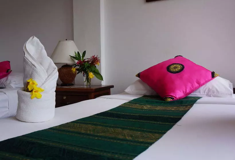 Hotelli The Elephant Crossing