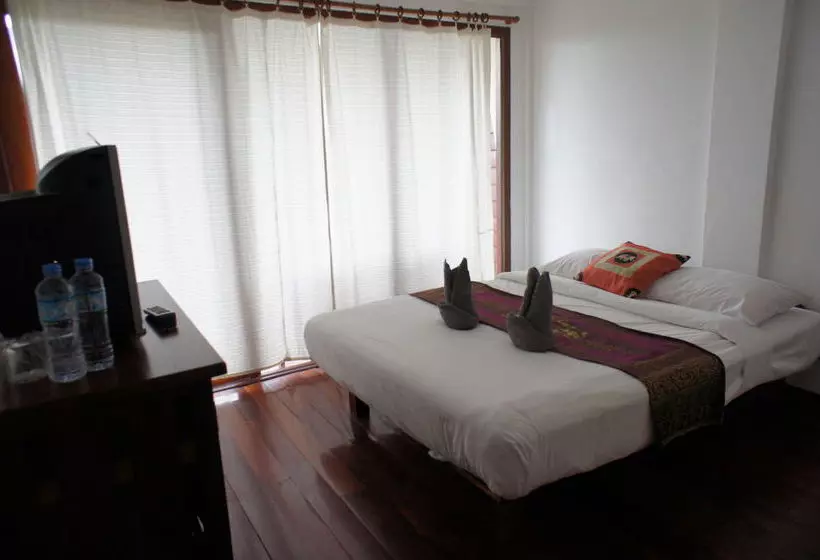 Hotelli The Elephant Crossing