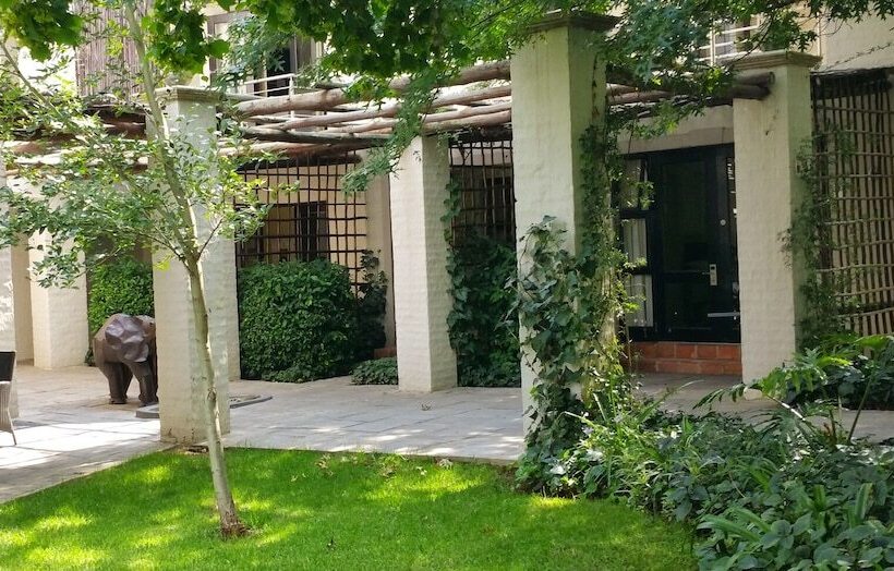 Отель Sandton Lodge Rivonia