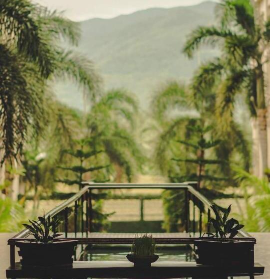 בית מלון כפרי The Pade