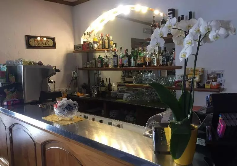 Отель Albergo Del Cacciatore