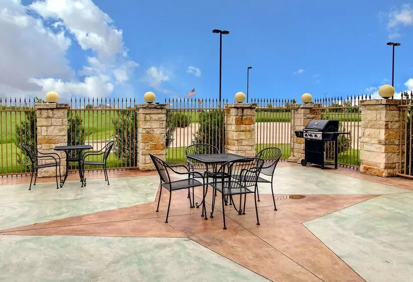 Отель Comfort Inn & Suites