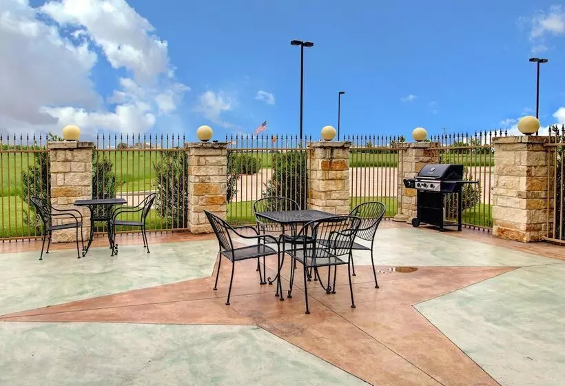 Отель Comfort Inn & Suites