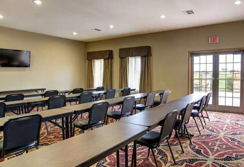 Отель Comfort Inn & Suites