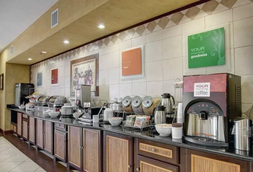 Отель Comfort Inn & Suites