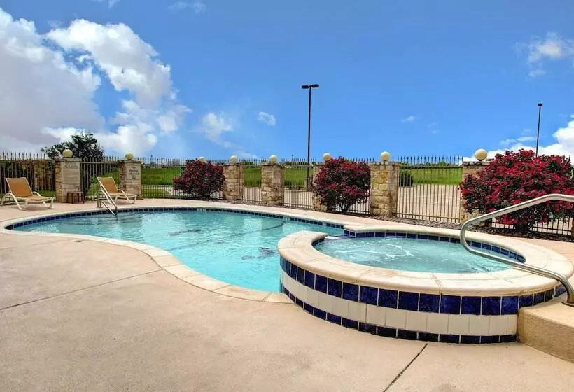 Отель Comfort Inn & Suites