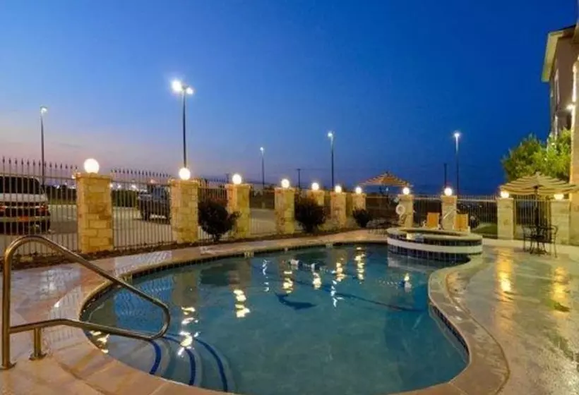 Отель Comfort Inn & Suites