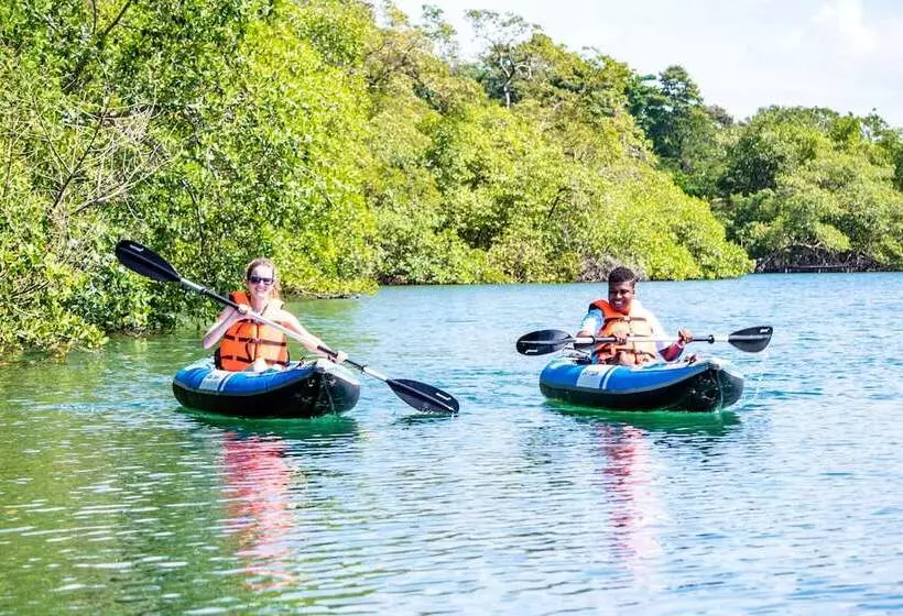هتل Red Frog Beach Island Resort