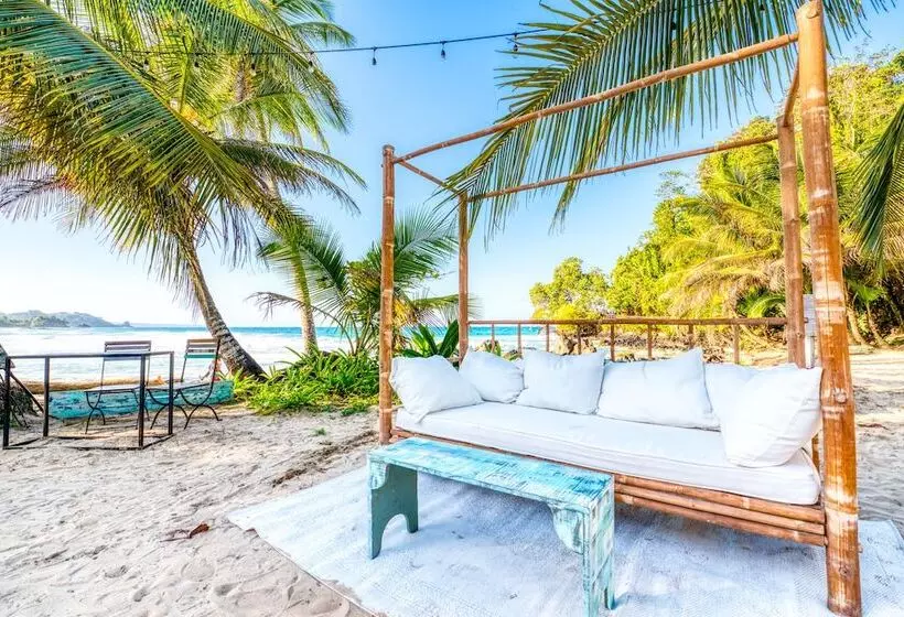 هتل Red Frog Beach Island Resort