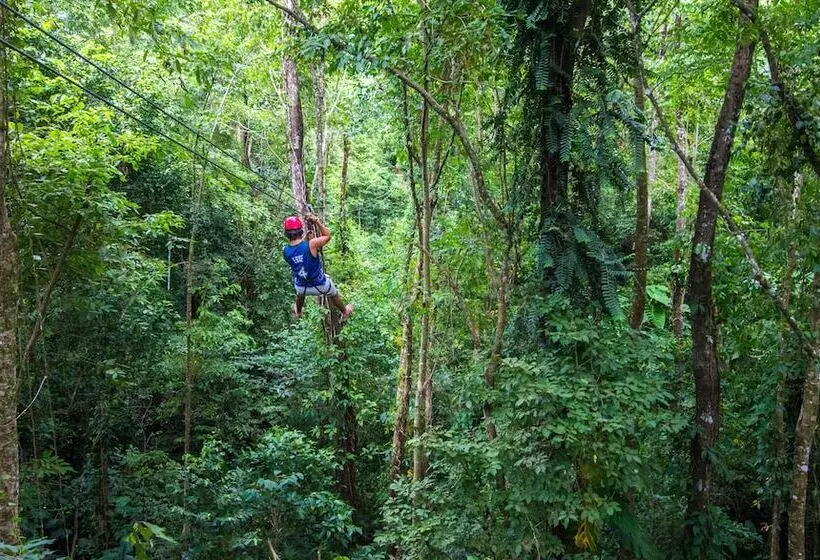 هتل Red Frog Beach Island Resort