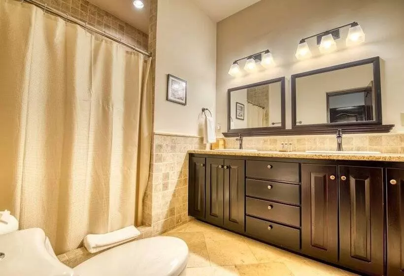 هتل Red Frog Beach Island Resort