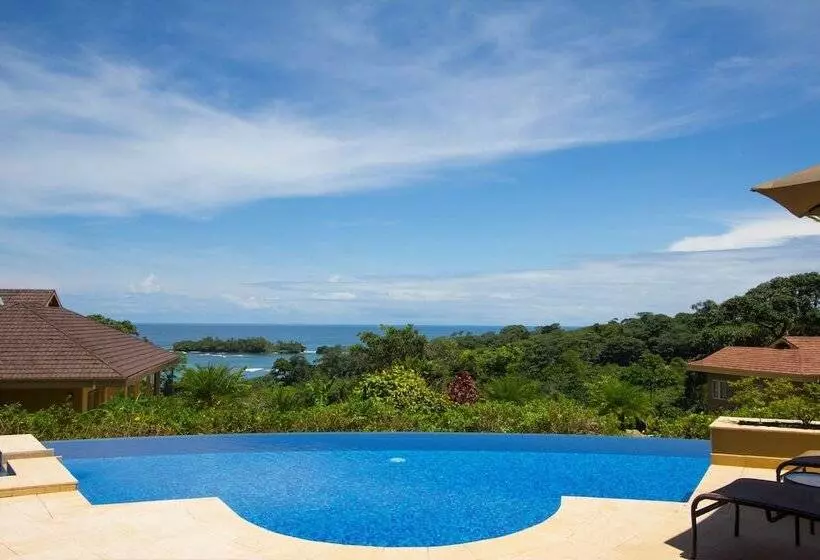 هتل Red Frog Beach Island Resort