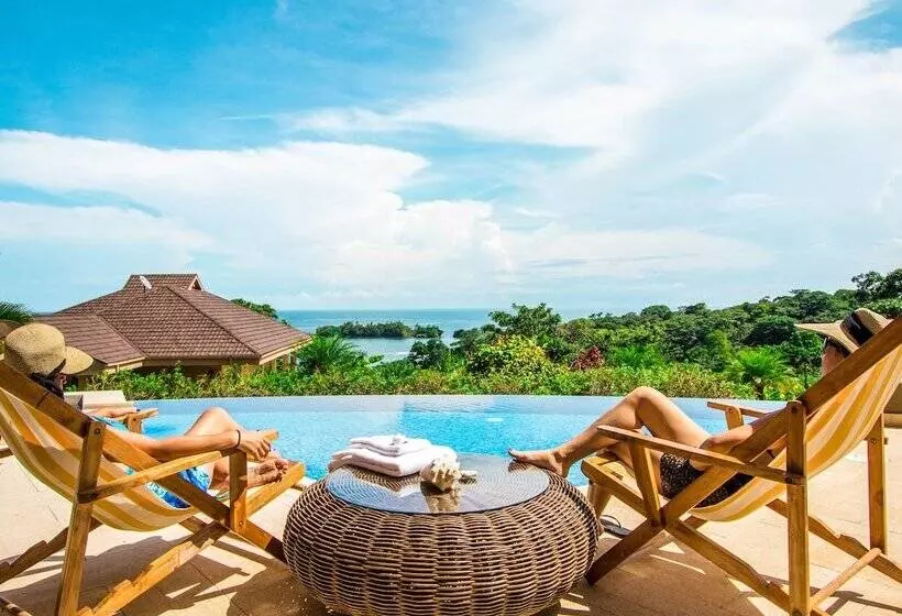 هتل Red Frog Beach Island Resort