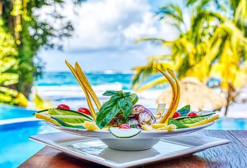 هتل Red Frog Beach Island Resort