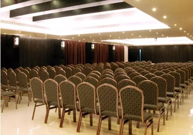 Отель Clarks Inn Suites