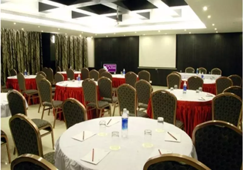 Отель Clarks Inn Suites