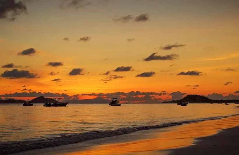 هتل Dhevatara Beach