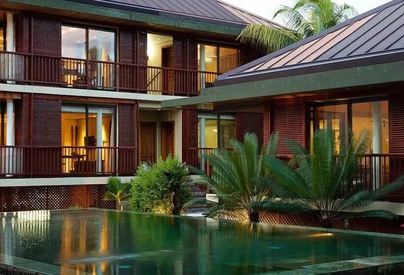 هتل Dhevatara Beach