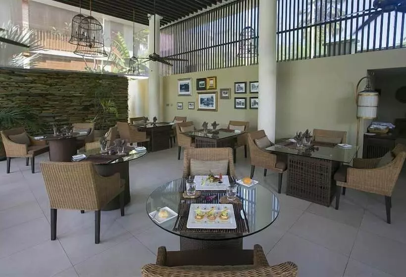 هتل Dhevatara Beach