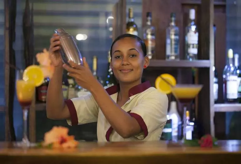 هتل Dhevatara Beach