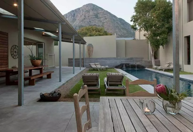 בית מלון כפרי Mosselberg On Grotto Beach