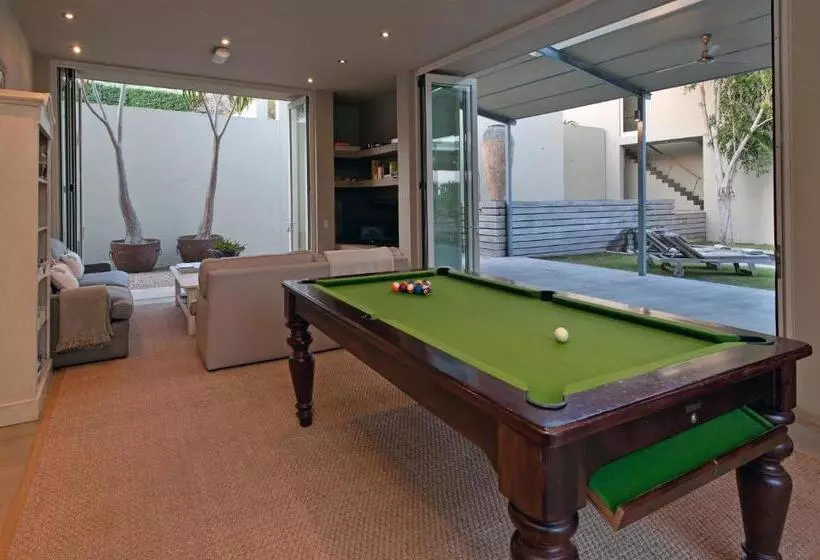 בית מלון כפרי Mosselberg On Grotto Beach