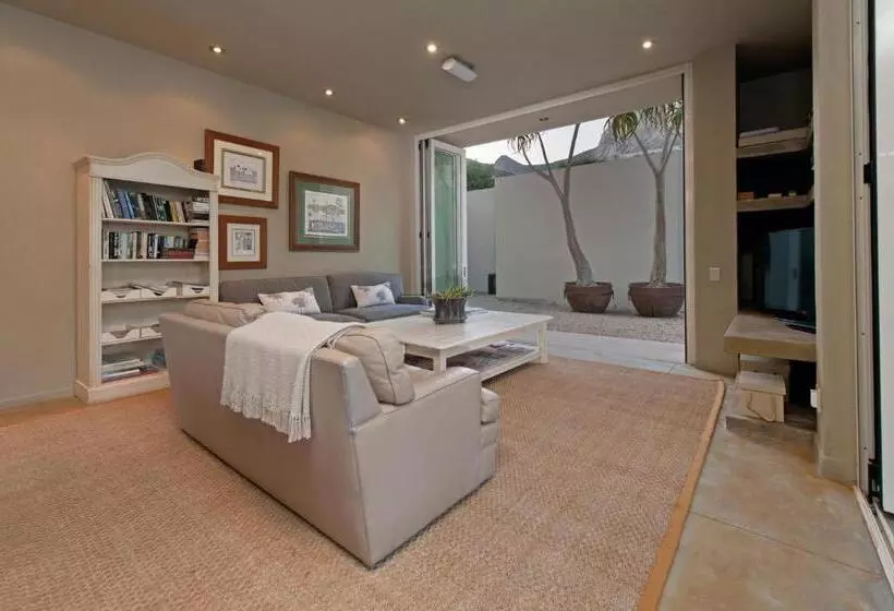 בית מלון כפרי Mosselberg On Grotto Beach