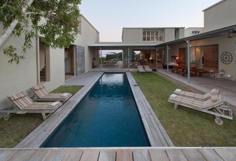 בית מלון כפרי Mosselberg On Grotto Beach