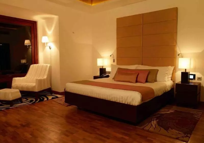 ホテル The Leela Ashtamudi, A Raviz