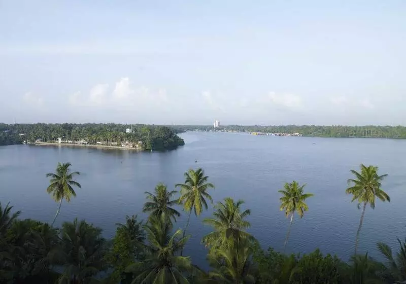 ホテル The Leela Ashtamudi, A Raviz