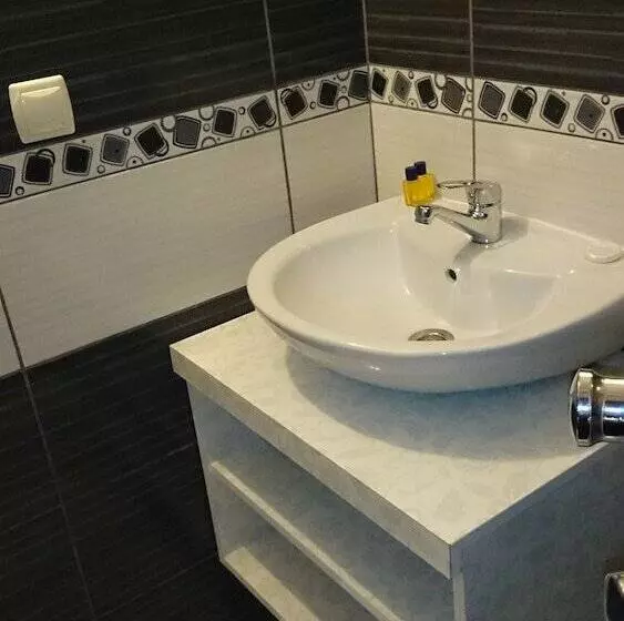 Отель Wallabies Aquaduct