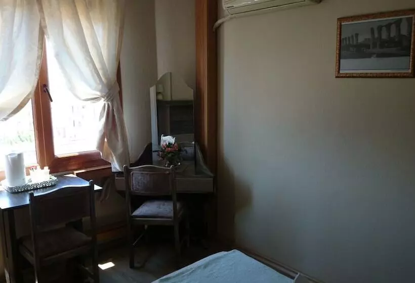 Отель Wallabies Aquaduct