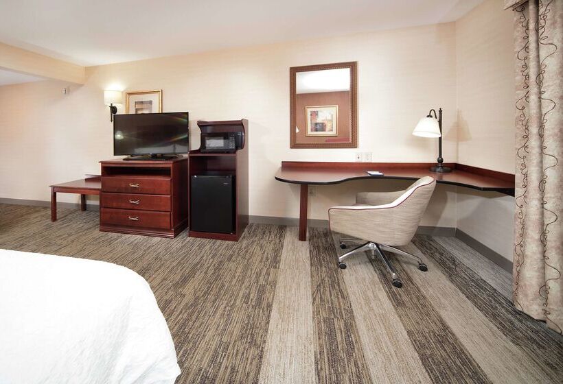 Hampton Inn & Suites Greensburg