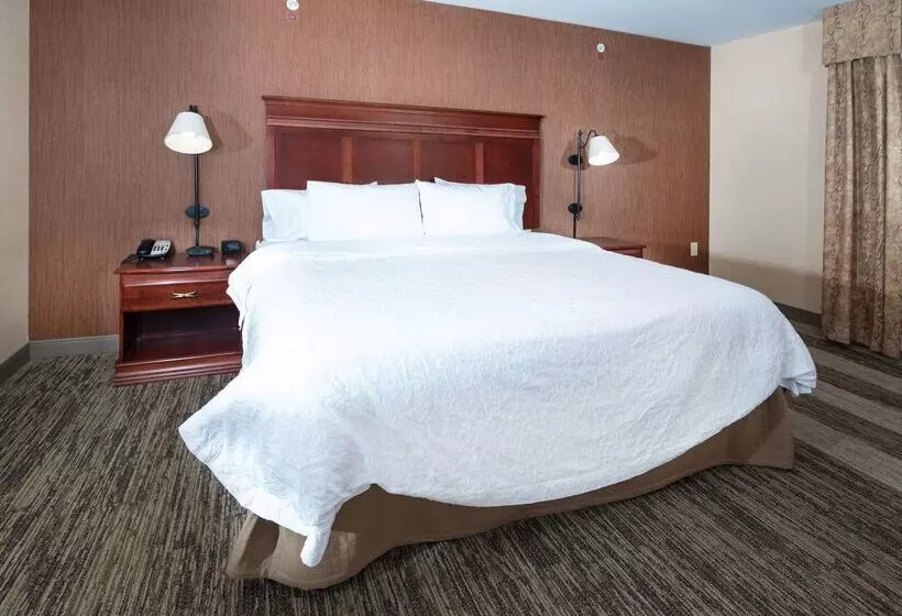 Hampton Inn & Suites Greensburg