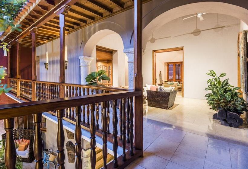 Ananda Hotel Boutique