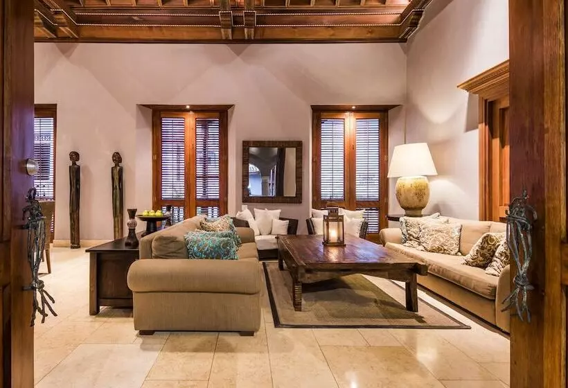 Ananda Hotel Boutique