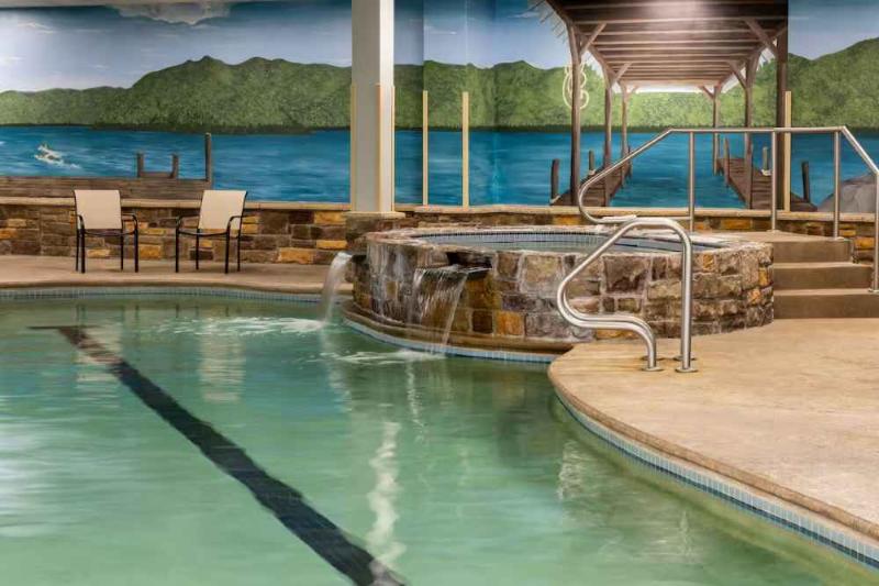 Отель La Quinta Inn & Suites by Wyndham Lake George