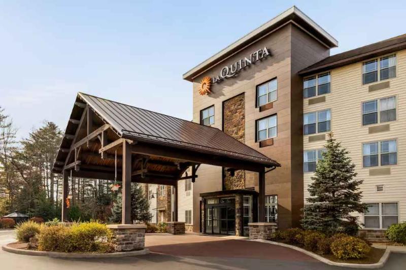 Отель La Quinta Inn & Suites by Wyndham Lake George