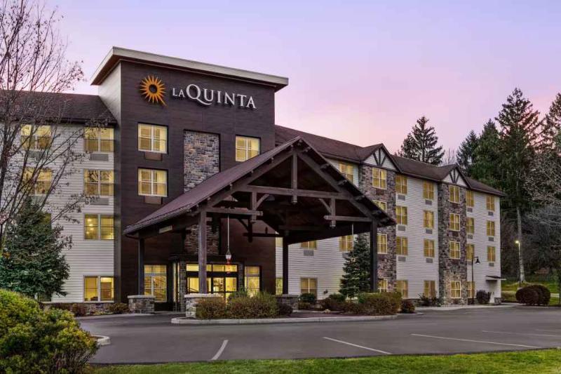 Отель La Quinta Inn & Suites by Wyndham Lake George
