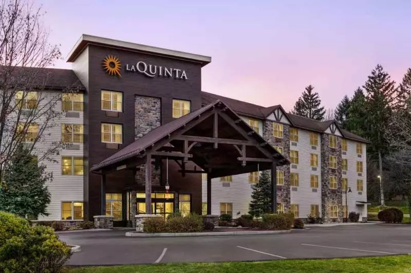Отель La Quinta Inn & Suites by Wyndham Lake George