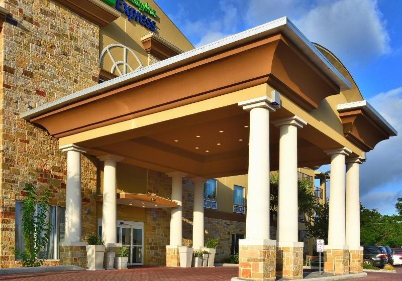 ホテル Holiday Inn Express & Suites Fredericksburg By Ihg