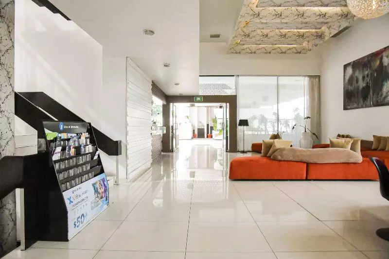 Отель Expo Plaza Business And Family Guadalajara