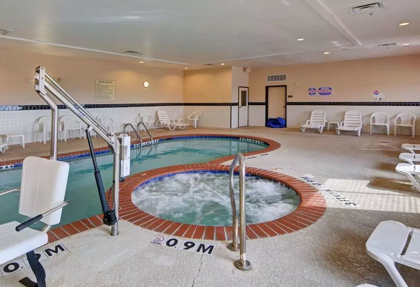 فندق Quality Suites Near Cedar Creek Lake