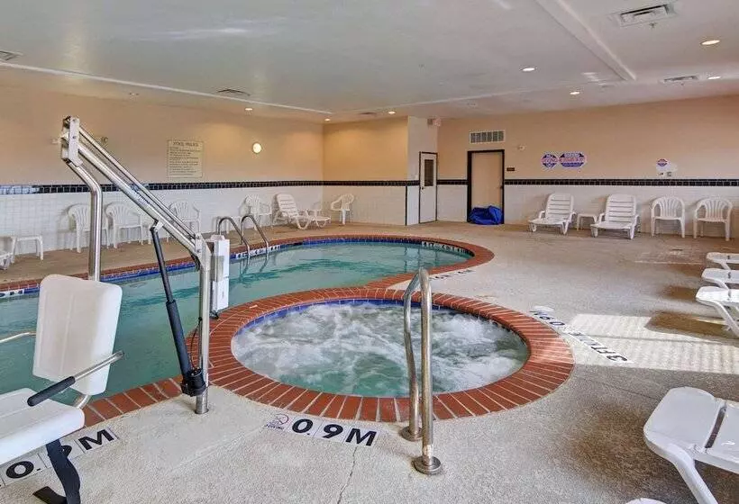 فندق Quality Suites Near Cedar Creek Lake