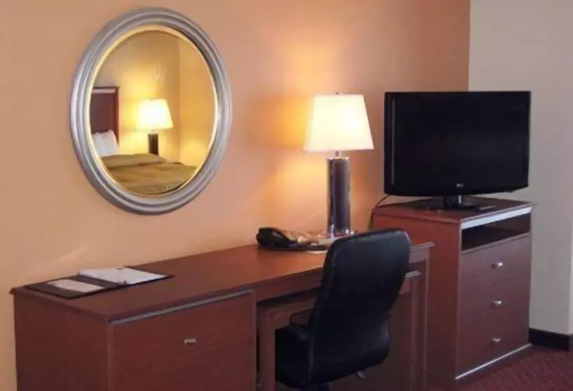 فندق Quality Suites Near Cedar Creek Lake