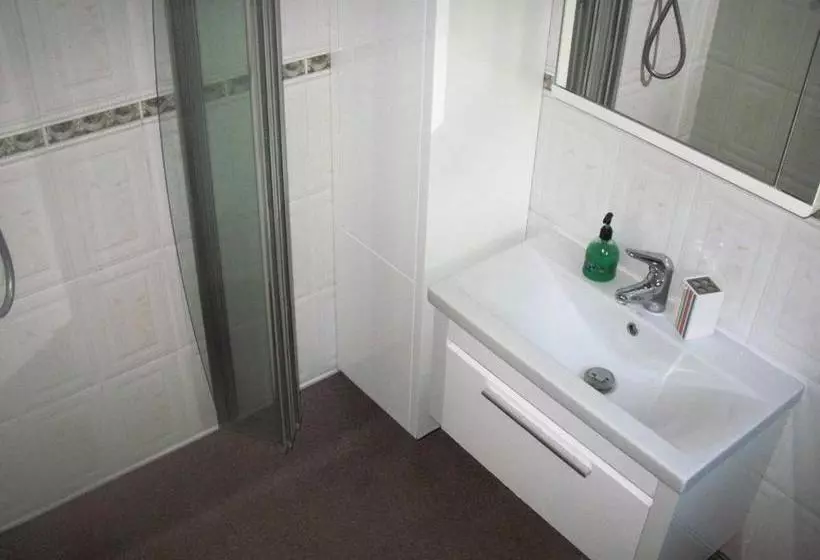 Bed and Breakfast Shrubdown