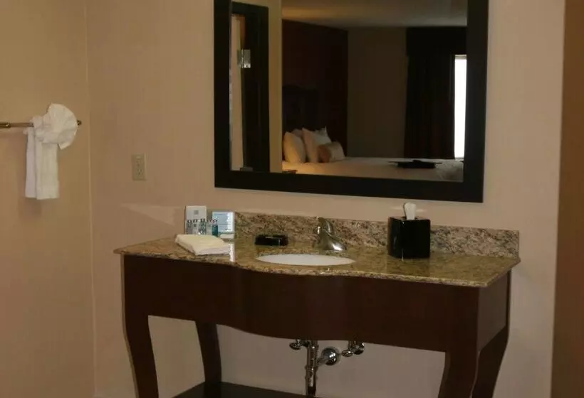 Отель Hampton Inn & Suites Peru