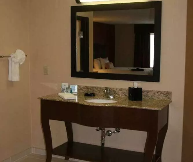 Отель Hampton Inn & Suites Peru