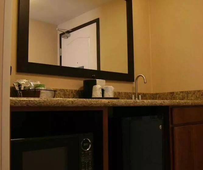 Отель Hampton Inn & Suites Peru